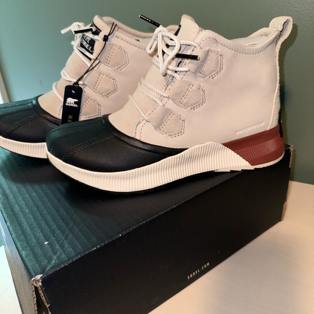 Sorel Out n About iii Sea salt women’s size 7 new in box with tags boots NWT